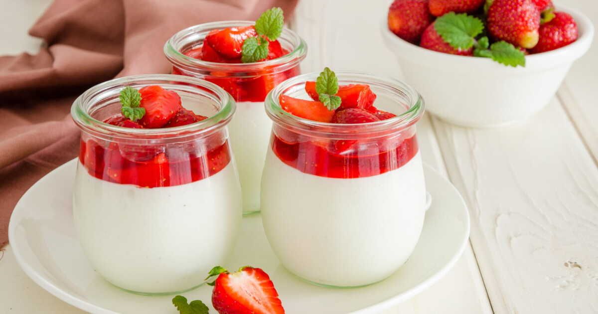 La panna cotta aux fraises : un délice léger et sans gélatine à savourer cet été