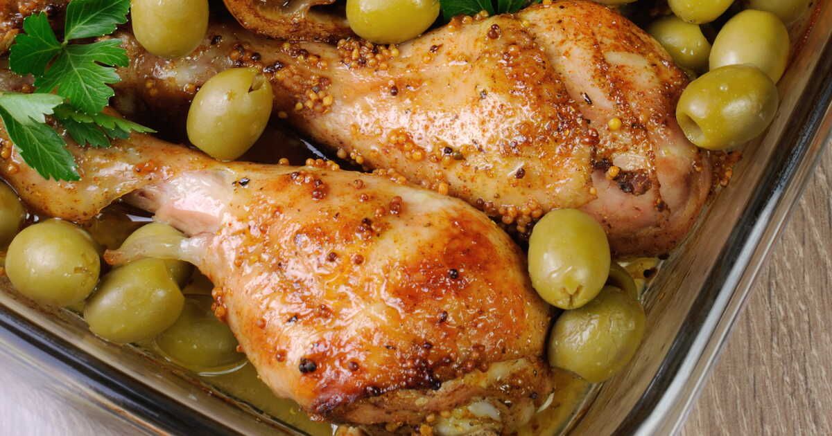 Découvrez la recette conviviale du poulet aux olives et pommes de terre grenailles