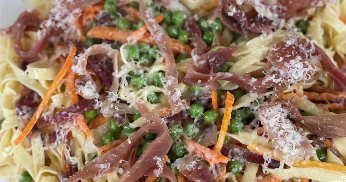 Tagliatelles aux légumes et jambon de Parme : la recette très simple et originale de Julie Andrieu