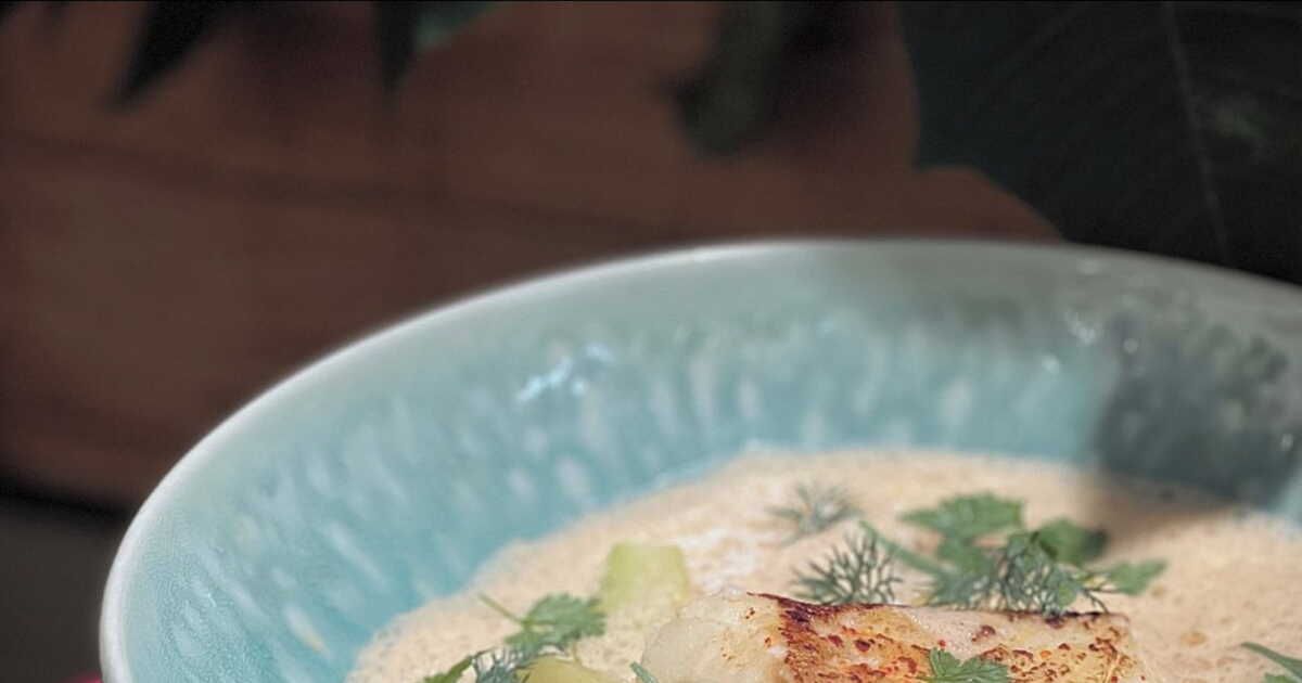 Recette rapide : le cabillaud au bouillon thaï de Cyril Lignac en 30 minutes