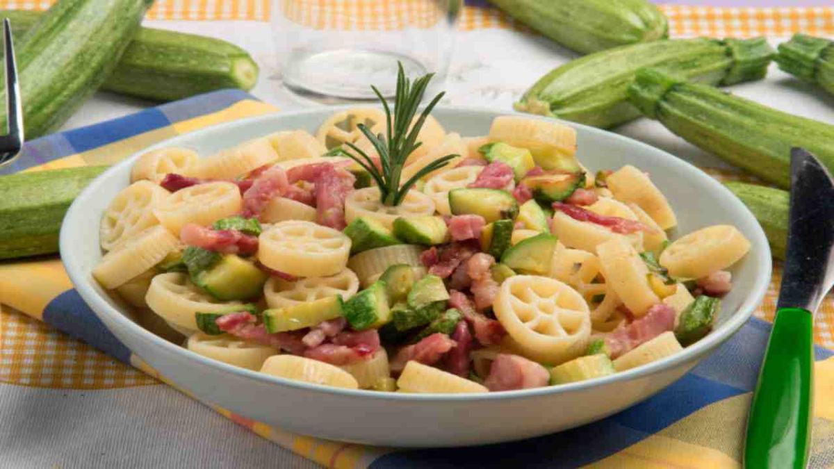 Pâtes aux courgettes et pancetta : un régal express pour vos repas