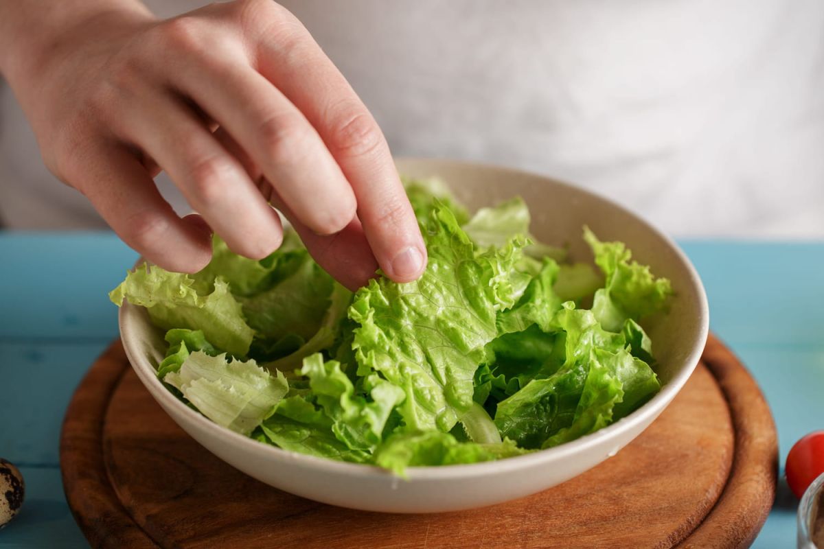 Réveillez votre salade fatiguée grâce à cette astuce simple et efficace