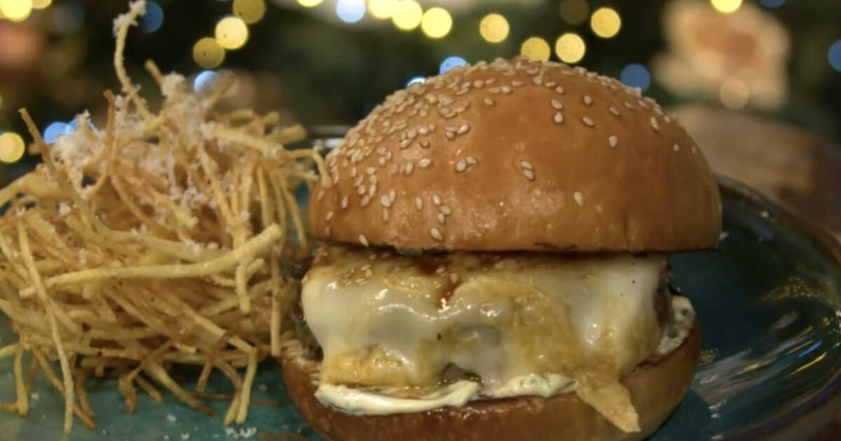 Savourez le burger savoyard et ses frites au fromage de Cyril Lignac