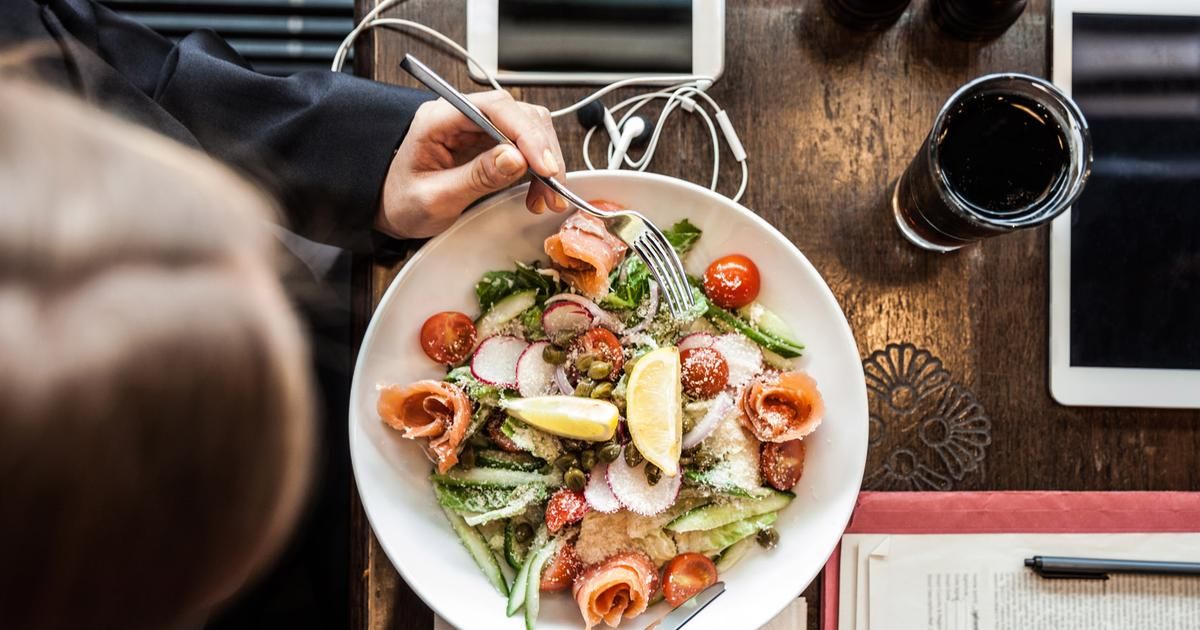 Manger seul : une solution pour garder la ligne ?