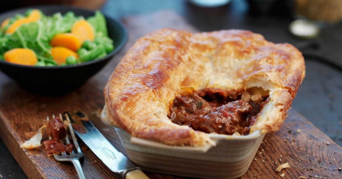 Un délice gourmand : pie au canard confit et échalotes