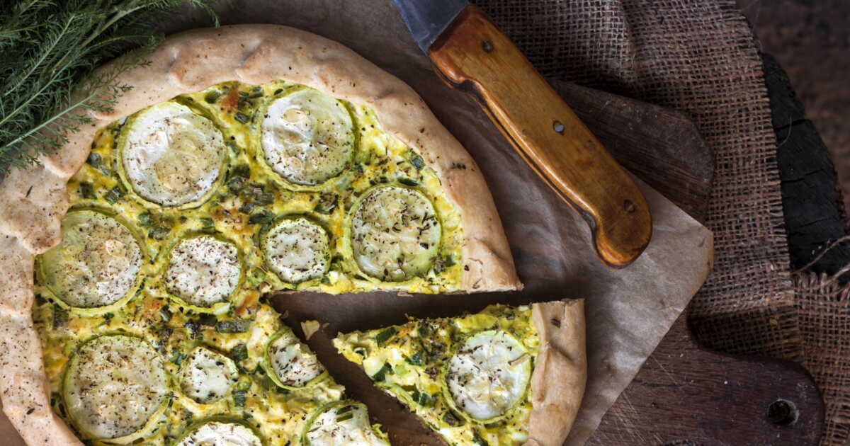 Découvrez la tarte salée aux courgettes, burrata et miel qui va vous faire fondre