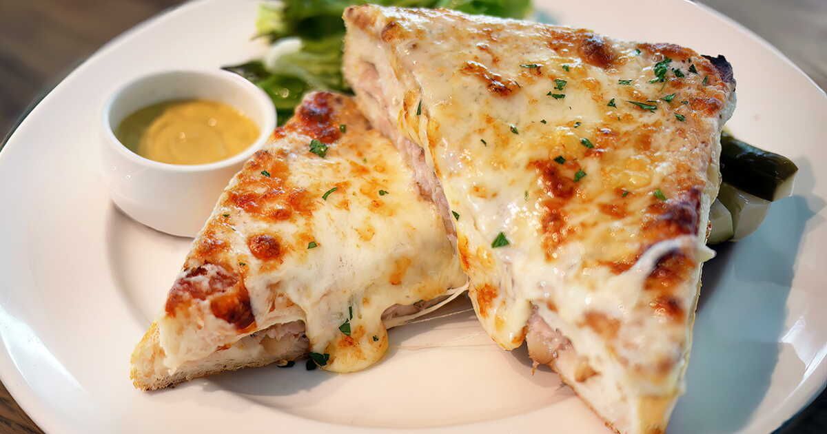 Un croque-monsieur aux saveurs inoubliables : chèvre et miel en vedette