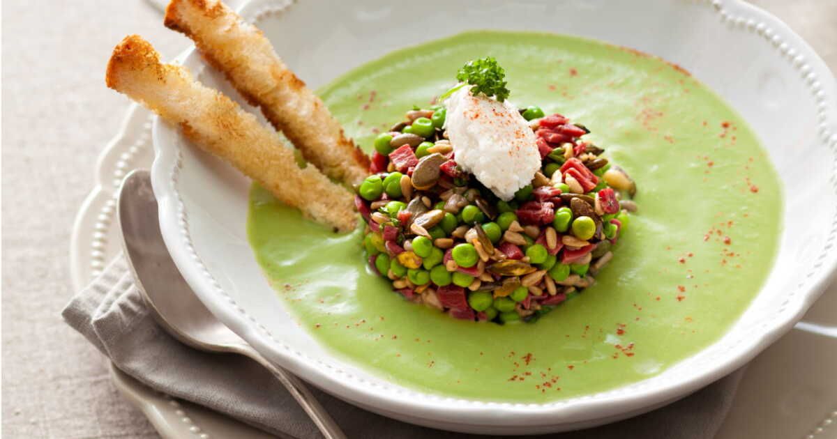 La crème de petits pois : une touche croquante avec le mirepoix