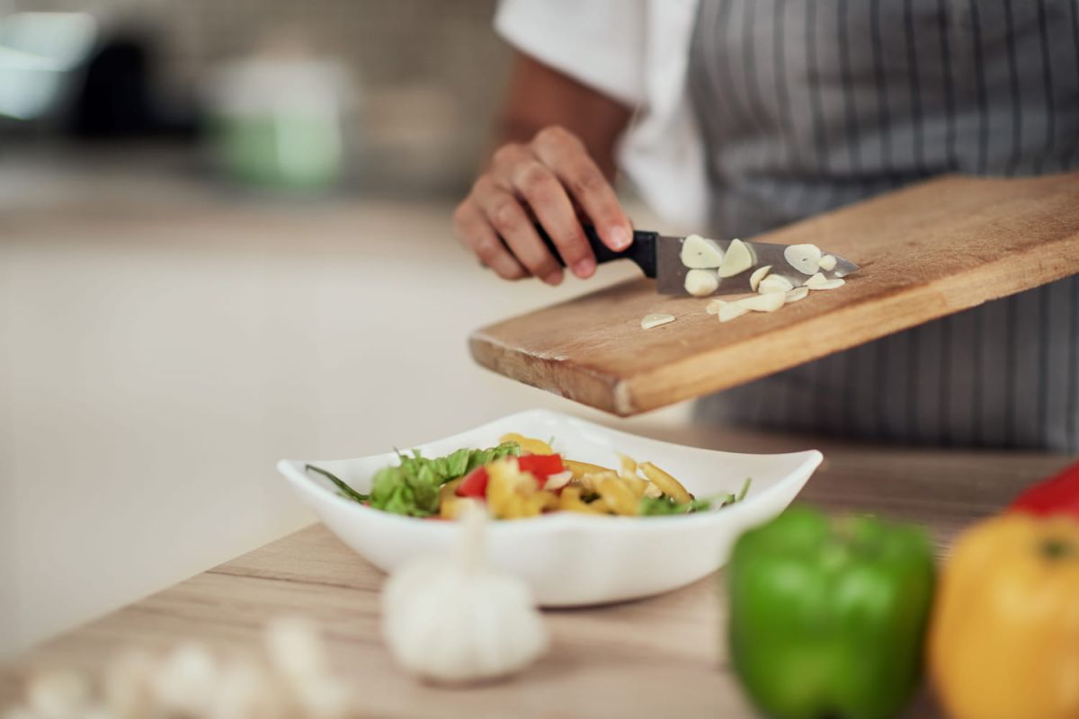 Cuisiner comme un chef : 4 astuces pour une cuisine impeccable