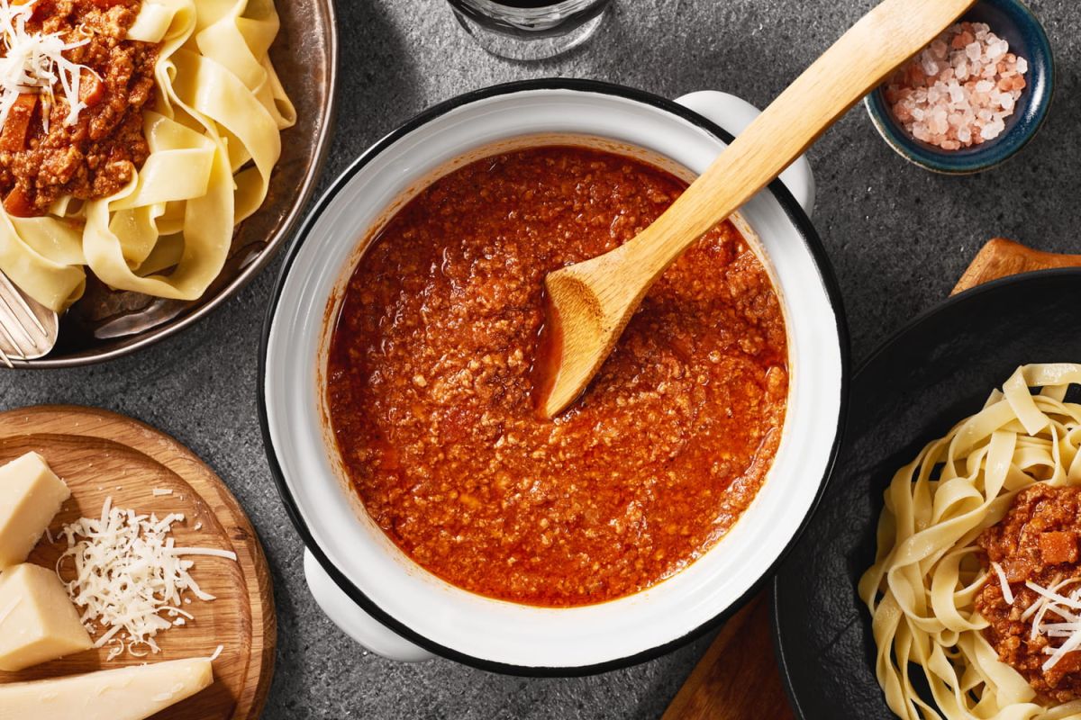 Découvrez la recette infaillible de la sauce bolognaise par Julie Andrieu
