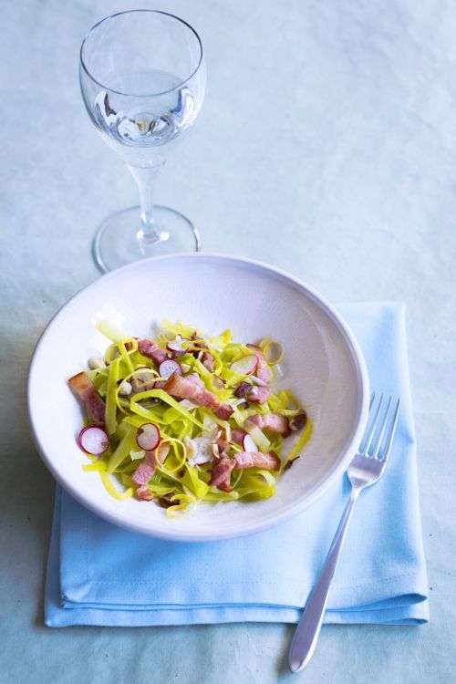 Surprenez vos papilles avec une salade gourmande aux lardons, poireaux et radis