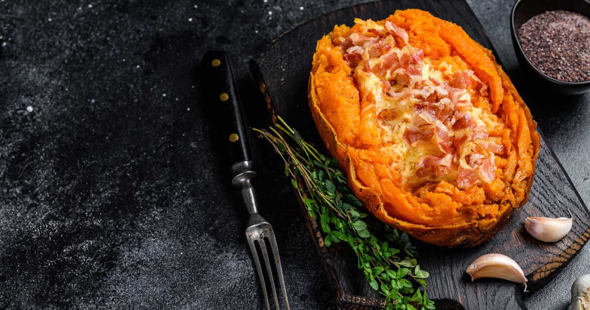 découvrez la recette délicieuse de patate douce farcie aux lardons et fromage