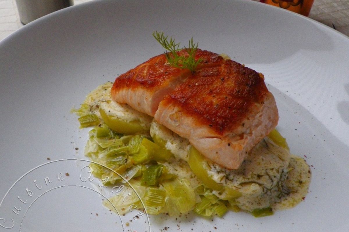 Pavé de saumon à l'unilatérale sur un lit de poireaux et pommes de terre, sauce à l'aneth