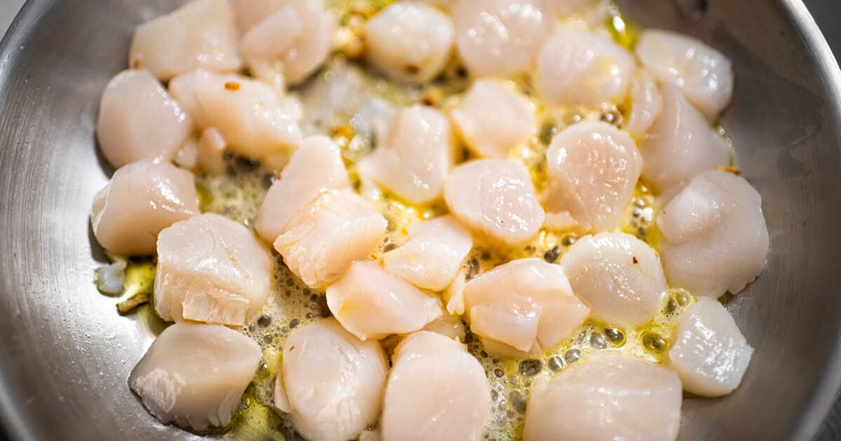Les secrets d'un chef pour cuire des Saint-Jacques sans eau