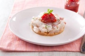 Tartare de daurade, sablé au parmesan et chutney de pastèque