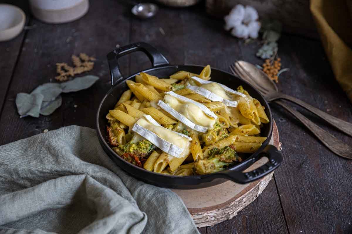 Gratin de pâtes aux légumes, pesto et brie