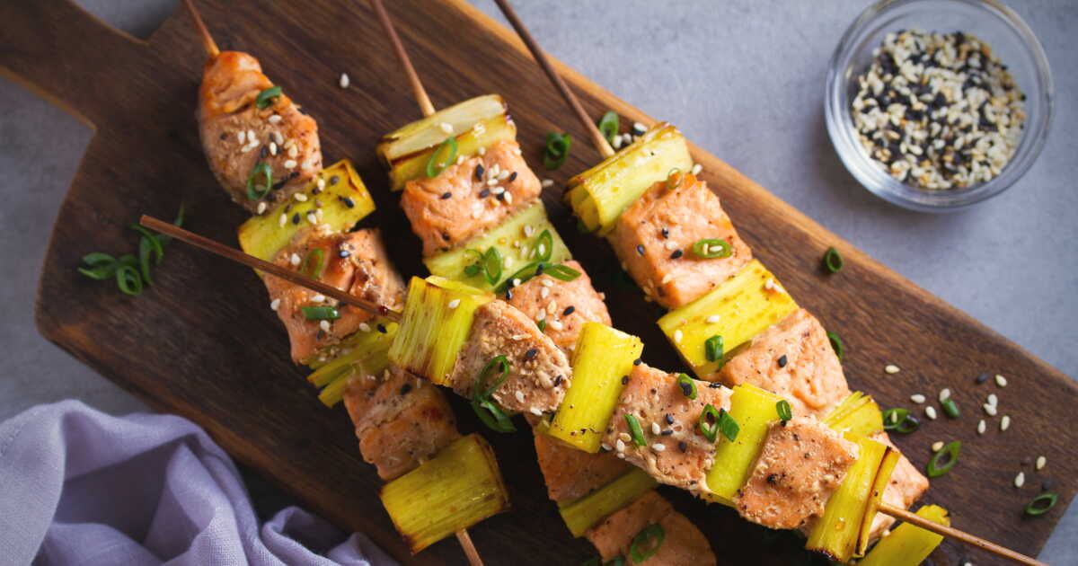 Des brochettes de poisson qui mettent l'eau à la bouche pour l'été