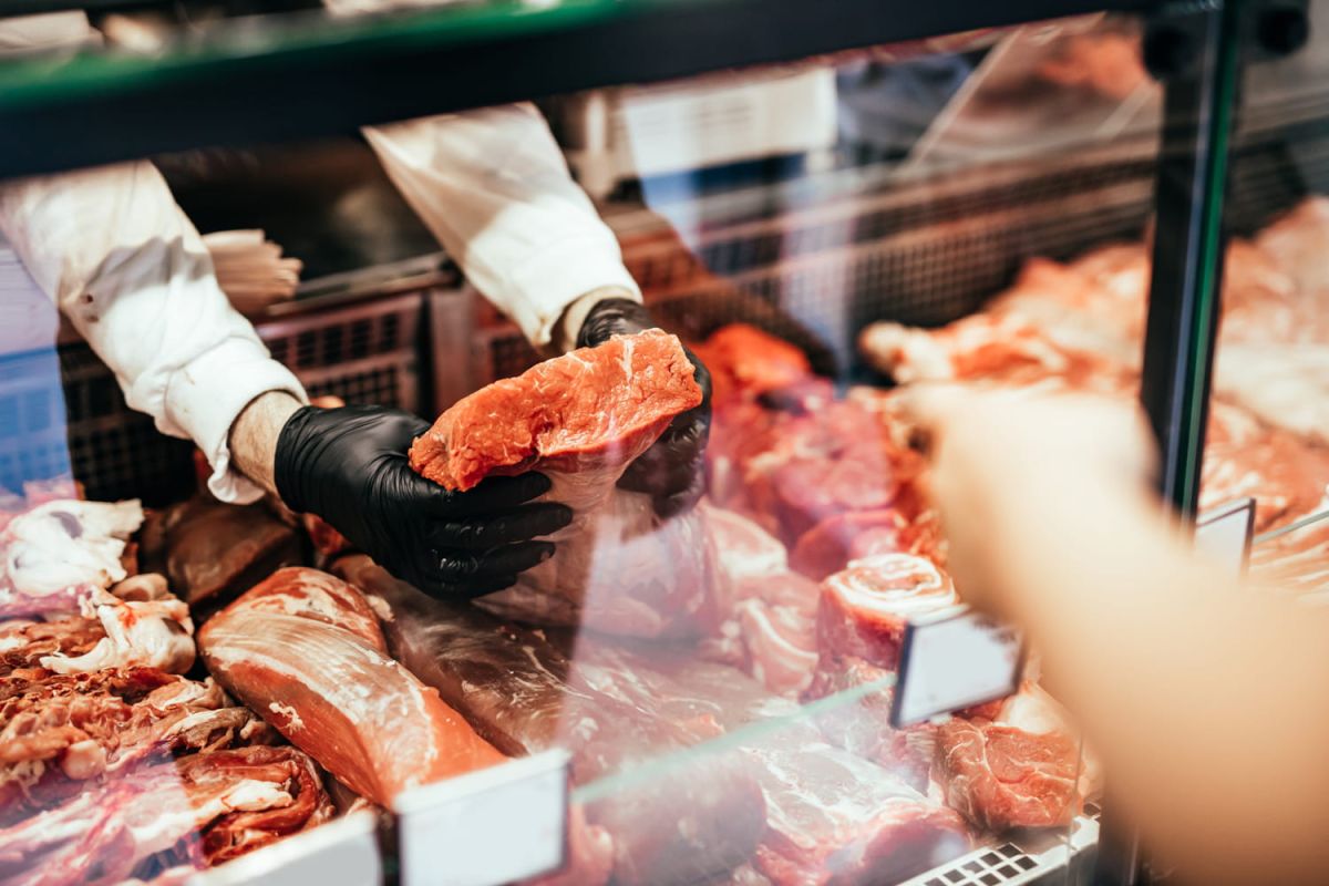 Décrypter la viande rouge : conseils d'un boucher pour un choix éclairé