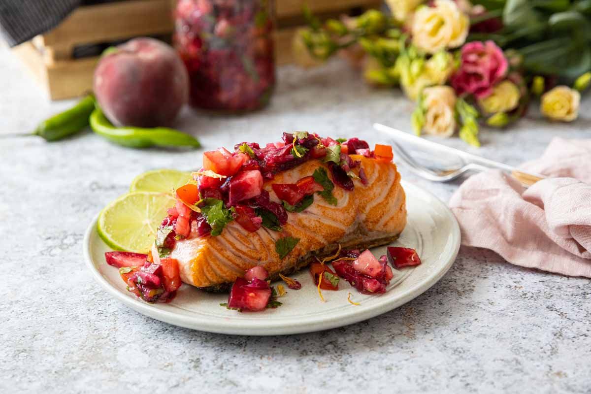 Un mariage savoureux : saumon grillé et salsa de pêche de vigne