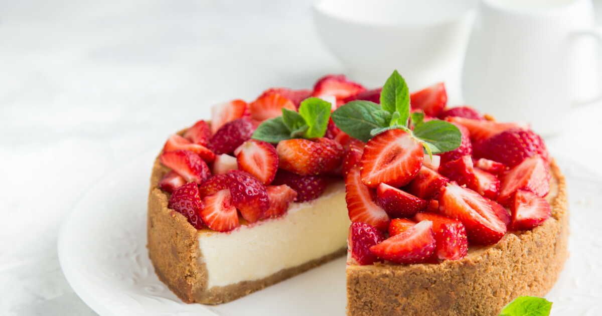 Cheesecake fraises et rhubarbe : un délice printanier à réaliser
