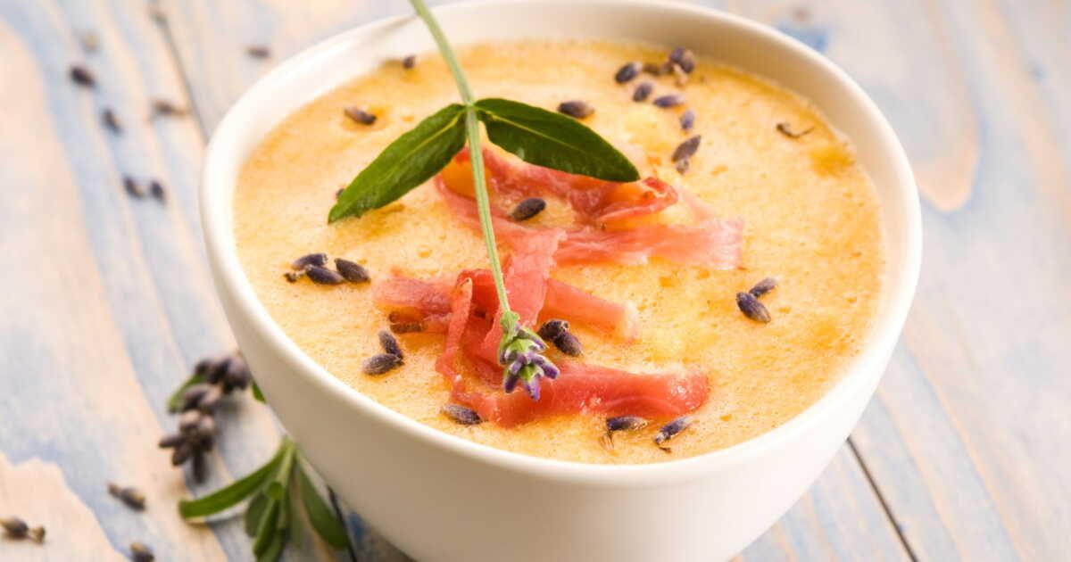 Une soupe de melon au jambon et feta pour un dîner d'été léger et savoureux
