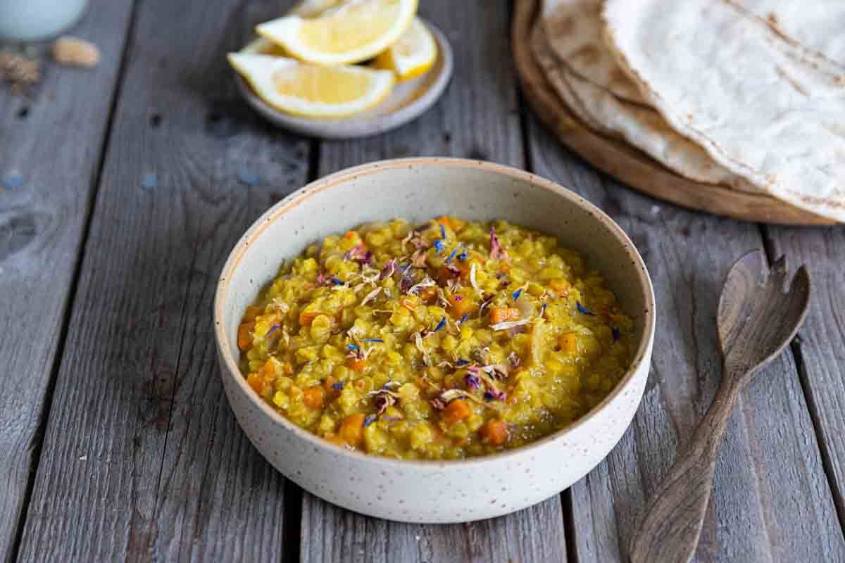 Un succulent curry de lentilles jaunes au lait de coco