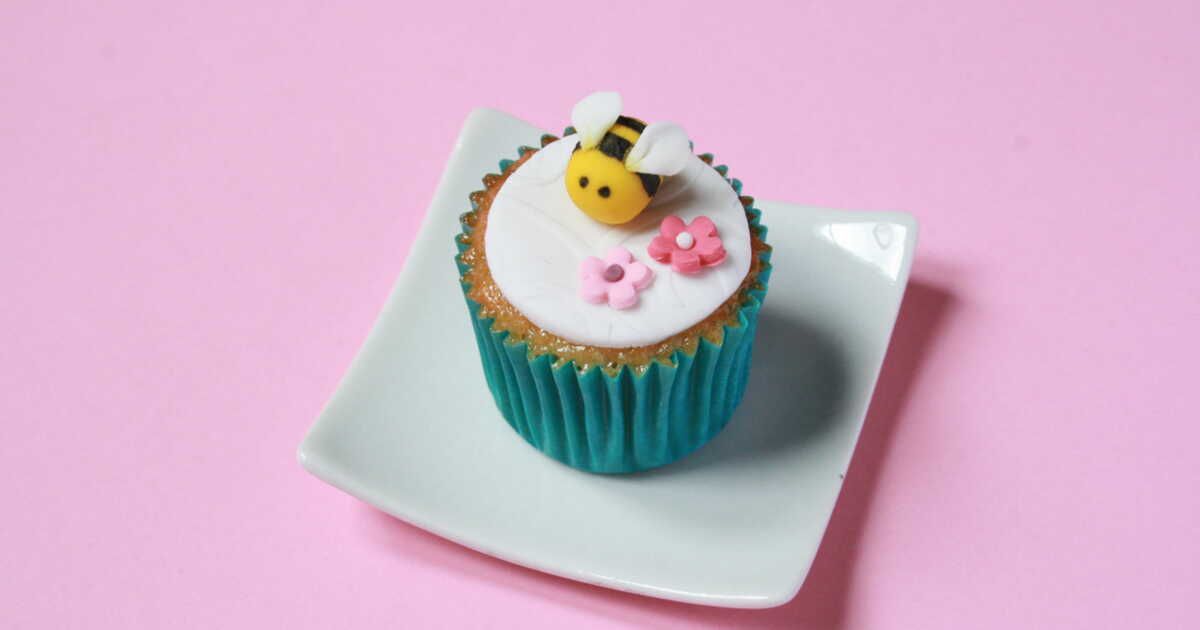 Apprenez à créer une abeille en pâte à sucre : le guide complet