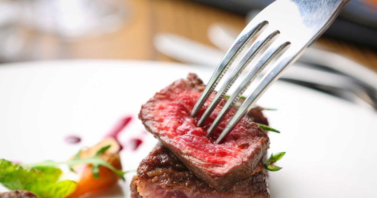 Maîtriser la cuisson bleue : les secrets des chefs révélés