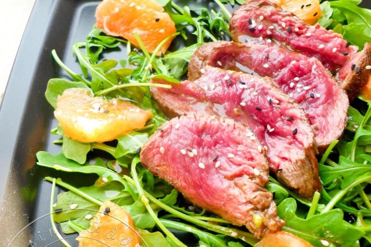 Une salade estivale aux saveurs japonaises : boeuf grillé et pamplemousse