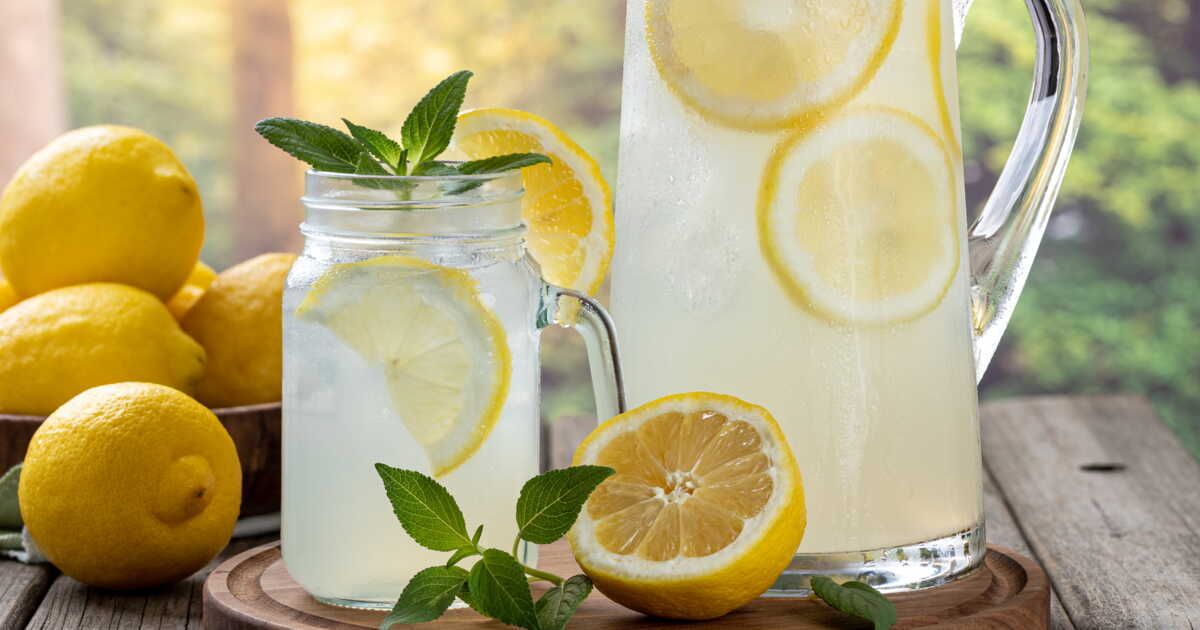 Découvrez l'astuce pour une citronnade maison toujours prête à savourer
