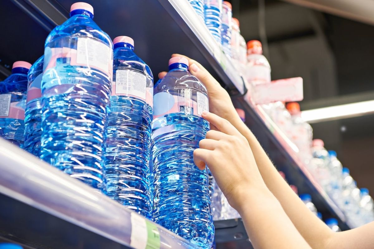 quatre marques d'eau en bouteille à éviter selon un médecin