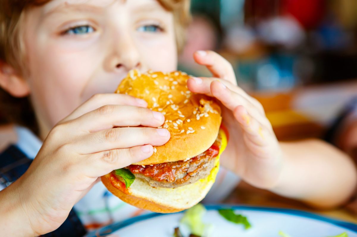 Fast-food et nutrition : quand les menus pour enfants deviennent trop caloriques