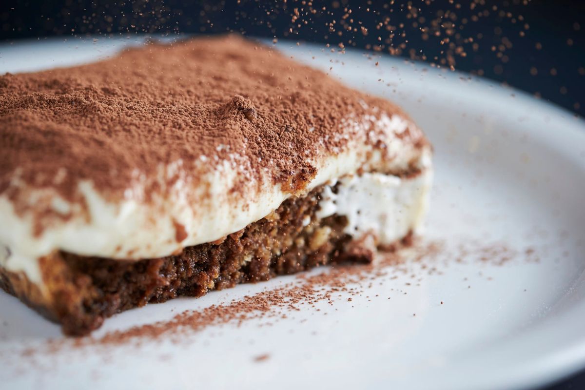 Découvrez l'astuce légère de Cyril Lignac pour un tiramisu magique