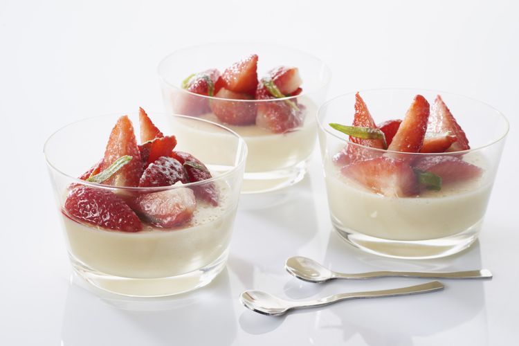 Panna cotta revisitée avec des fraises marinées à l'estragon