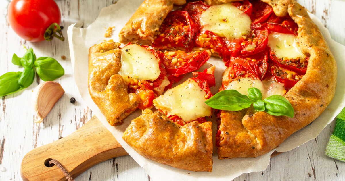 Une tarte estivale à tomber : tomates et chorizo sous un gratin de mozzarella