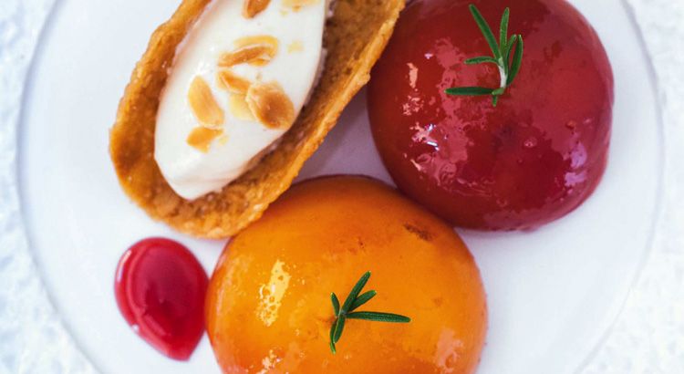Un dessert rafraîchissant : pêches rôties au romarin et miel avec tuiles aux amandes