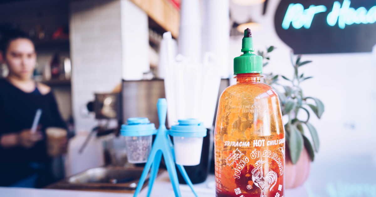 La pénurie de sriracha fait exploser les prix : pourquoi un flacon atteint 120 euros ?