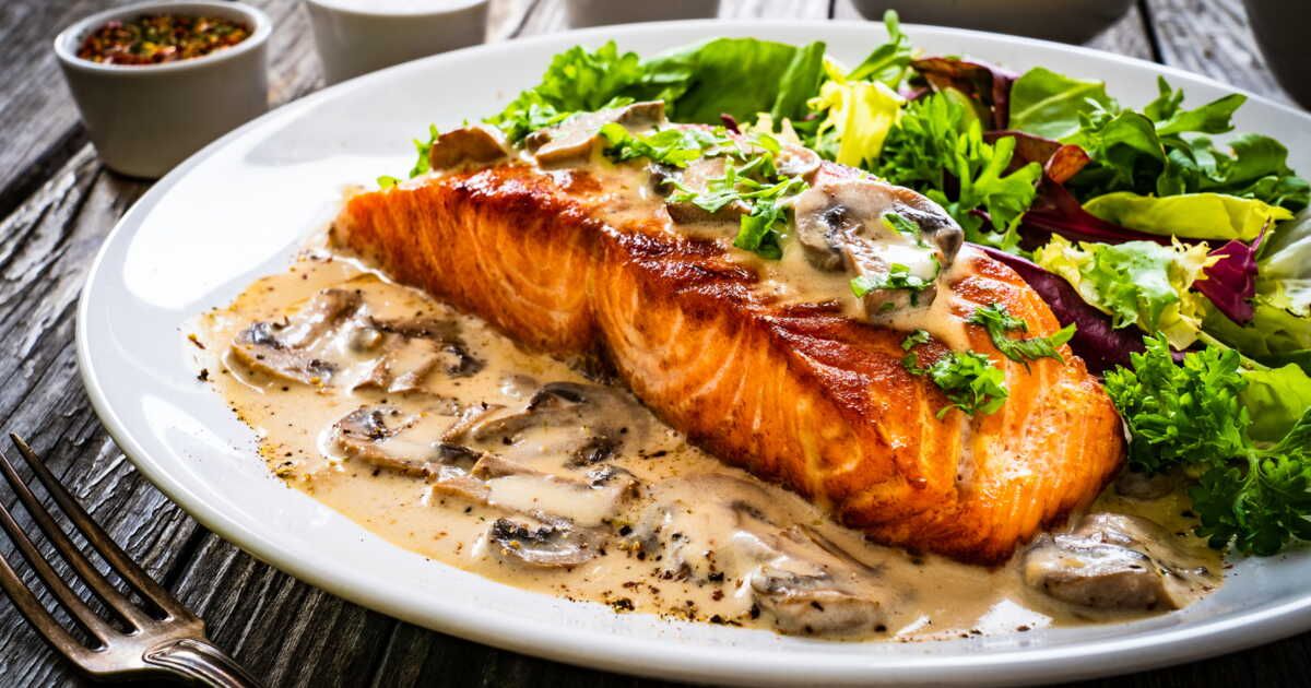 Régalez-vous en un rien de temps : la recette de saumon à la crème et aux champignons